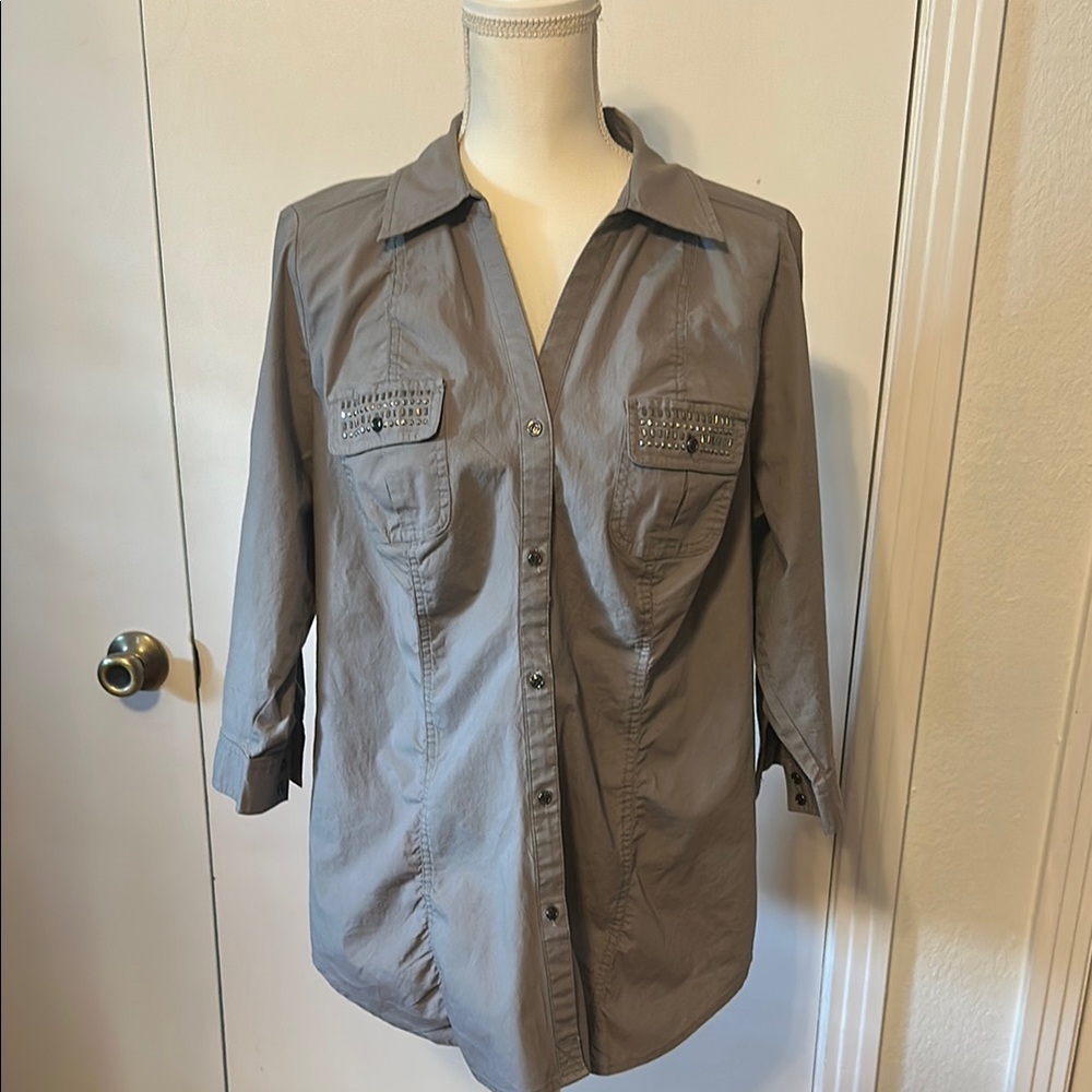 Woman’s Gray Button-Up Shirt
